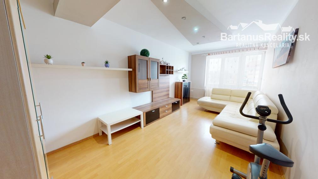 Na predaj čiastočne zrekonštruovaný 2 izbový byt na námestí v Novej Dubnici, Komenského sady.