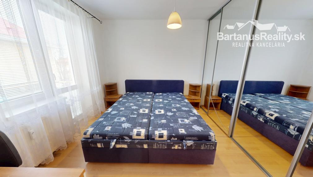 Na predaj čiastočne zrekonštruovaný 2 izbový byt na námestí v Novej Dubnici, Komenského sady.