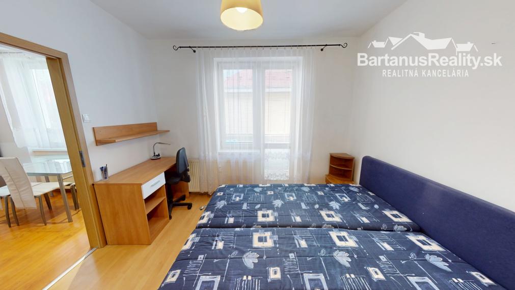 Na predaj čiastočne zrekonštruovaný 2 izbový byt na námestí v Novej Dubnici, Komenského sady.