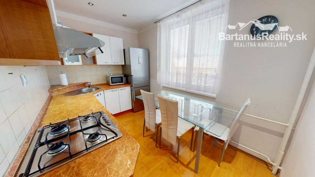 Na predaj čiastočne zrekonštruovaný 2 izbový byt na námestí v Novej Dubnici, Komenského sady.