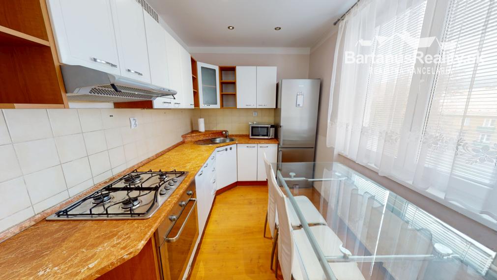 Na predaj čiastočne zrekonštruovaný 2 izbový byt na námestí v Novej Dubnici, Komenského sady.