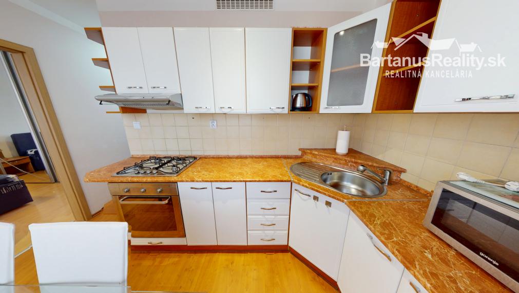 Na predaj čiastočne zrekonštruovaný 2 izbový byt na námestí v Novej Dubnici, Komenského sady.