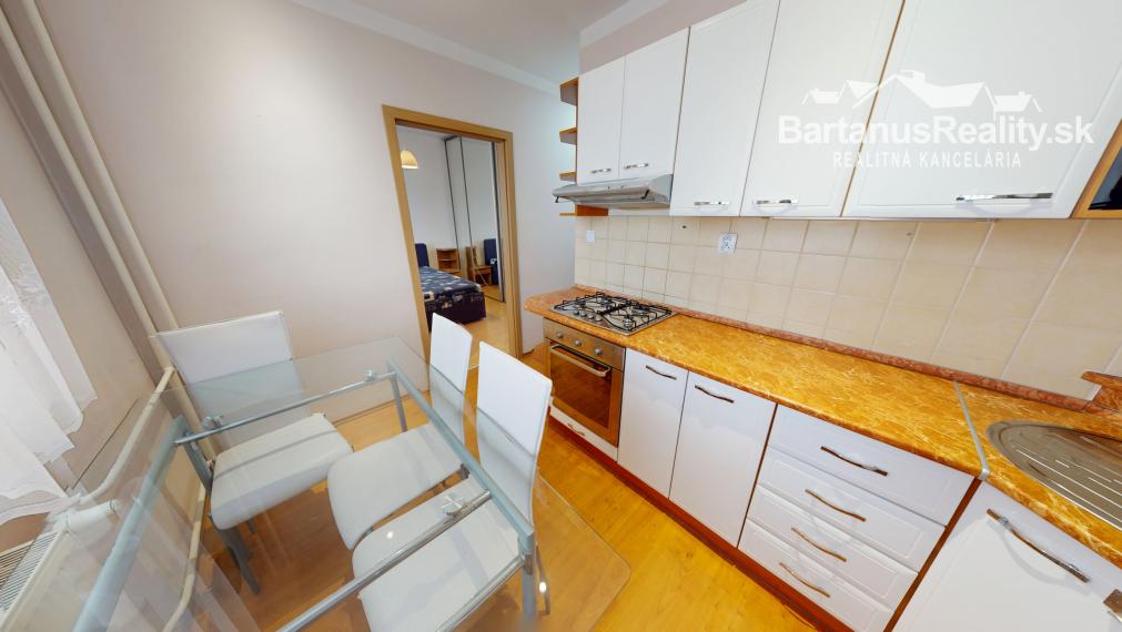 Na predaj čiastočne zrekonštruovaný 2 izbový byt na námestí v Novej Dubnici, Komenského sady.