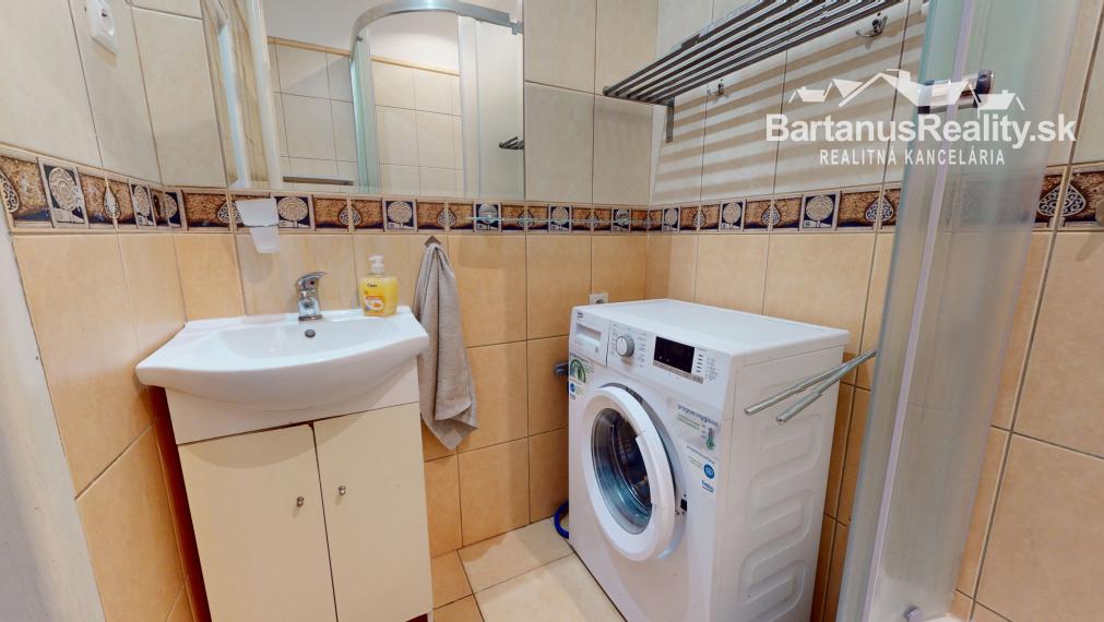 Na predaj čiastočne zrekonštruovaný 2 izbový byt na námestí v Novej Dubnici, Komenského sady.