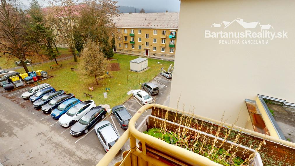 Na predaj čiastočne zrekonštruovaný 2 izbový byt na námestí v Novej Dubnici, Komenského sady.