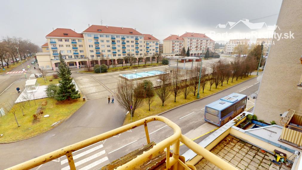 Na predaj čiastočne zrekonštruovaný 2 izbový byt na námestí v Novej Dubnici, Komenského sady.