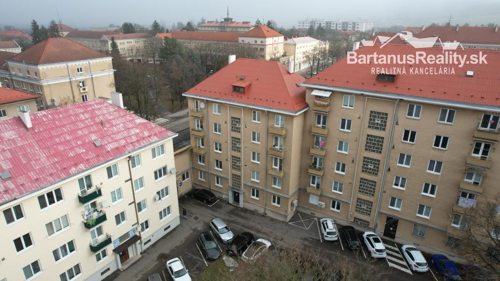 Na predaj čiastočne zrekonštruovaný 2 izbový byt na námestí v Novej Dubnici, Komenského sady.