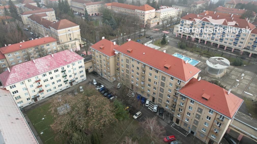 Na predaj čiastočne zrekonštruovaný 2 izbový byt na námestí v Novej Dubnici, Komenského sady.