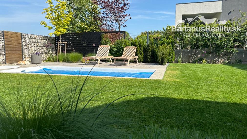 Na predaj novostavba rozmerného rodinného domu v Trenčianskej Turnej, časť Hámre.