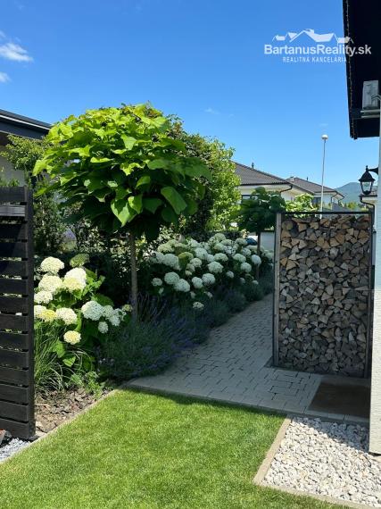 Na predaj novostavba rozmerného rodinného domu v Trenčianskej Turnej, časť Hámre.