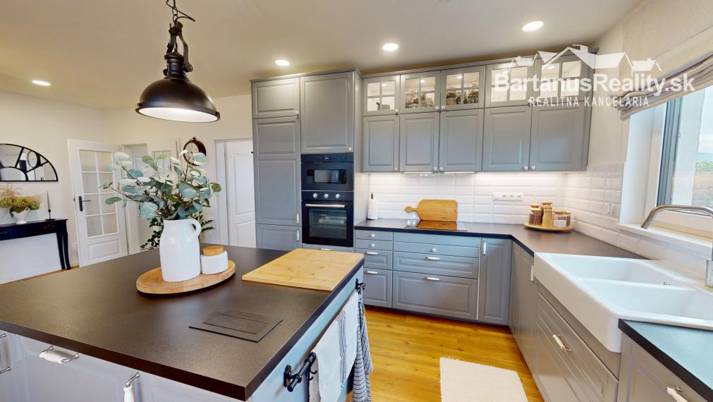 Na predaj novostavba rozmerného rodinného domu v Trenčianskej Turnej, časť Hámre.