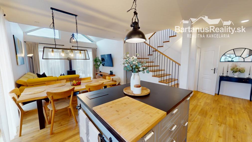 Na predaj novostavba rozmerného rodinného domu v Trenčianskej Turnej, časť Hámre.