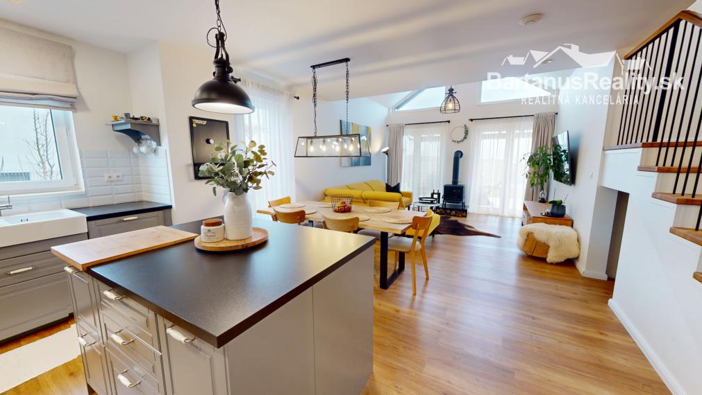 Na predaj novostavba rozmerného rodinného domu v Trenčianskej Turnej, časť Hámre.