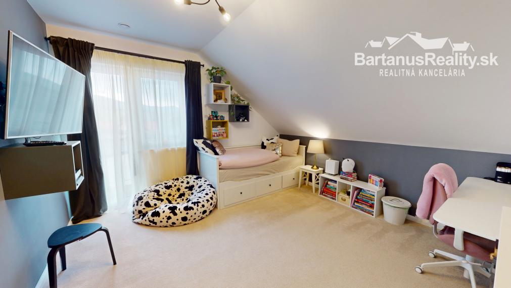 Na predaj novostavba rozmerného rodinného domu v Trenčianskej Turnej, časť Hámre.