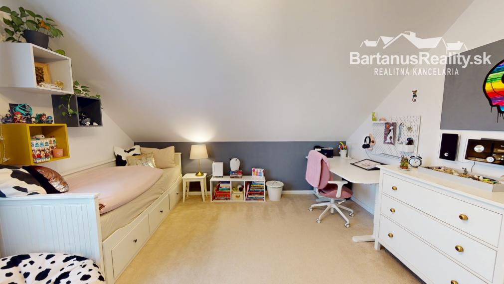 Na predaj novostavba rozmerného rodinného domu v Trenčianskej Turnej, časť Hámre.