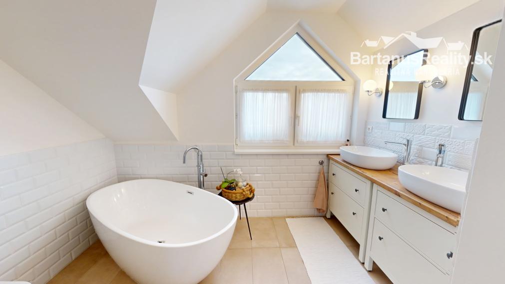 Na predaj novostavba rozmerného rodinného domu v Trenčianskej Turnej, časť Hámre.