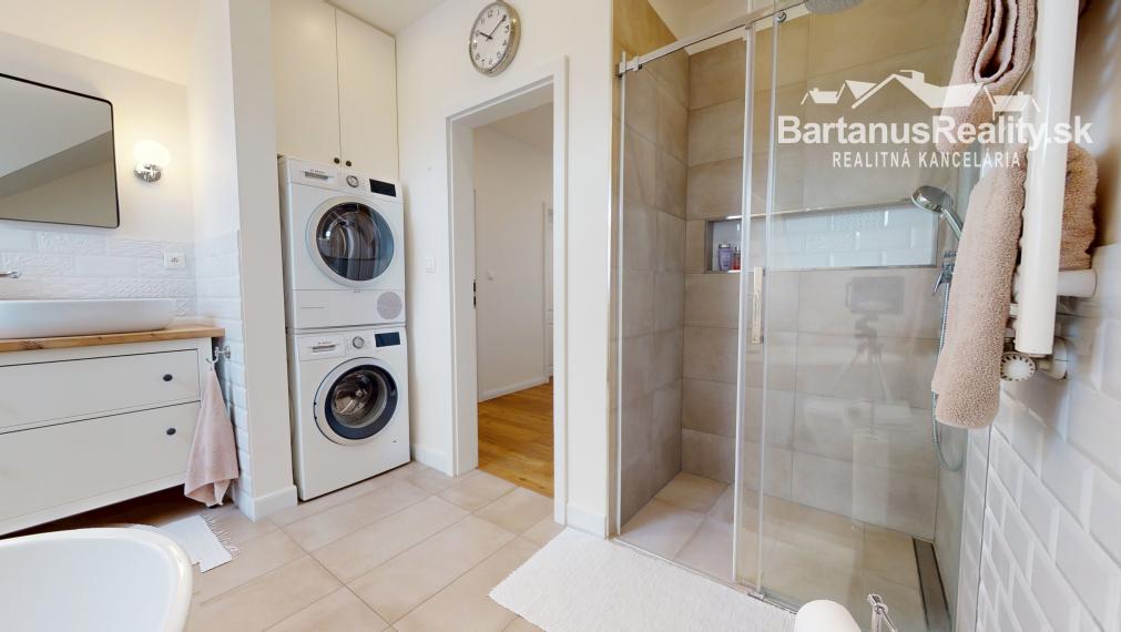 Na predaj novostavba rozmerného rodinného domu v Trenčianskej Turnej, časť Hámre.