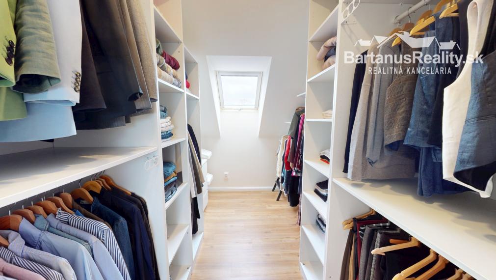 Na predaj novostavba rozmerného rodinného domu v Trenčianskej Turnej, časť Hámre.