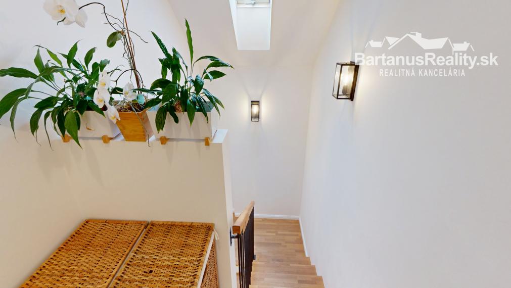 Na predaj novostavba rozmerného rodinného domu v Trenčianskej Turnej, časť Hámre.