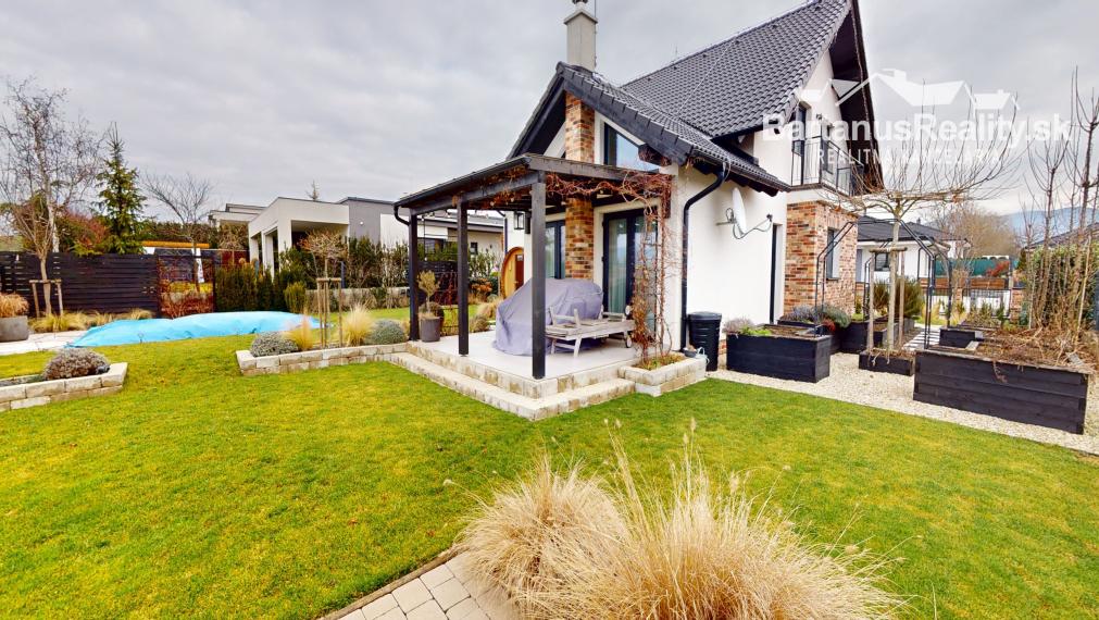 Na predaj novostavba rozmerného rodinného domu v Trenčianskej Turnej, časť Hámre.