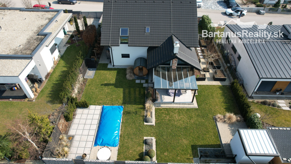 Na predaj novostavba rozmerného rodinného domu v Trenčianskej Turnej, časť Hámre.