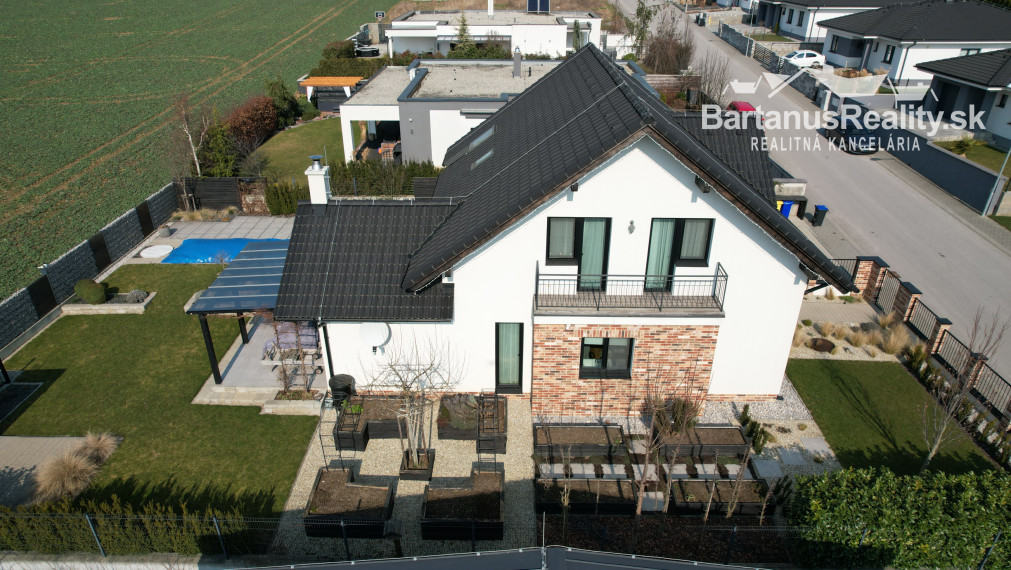 Na predaj novostavba rozmerného rodinného domu v Trenčianskej Turnej, časť Hámre.