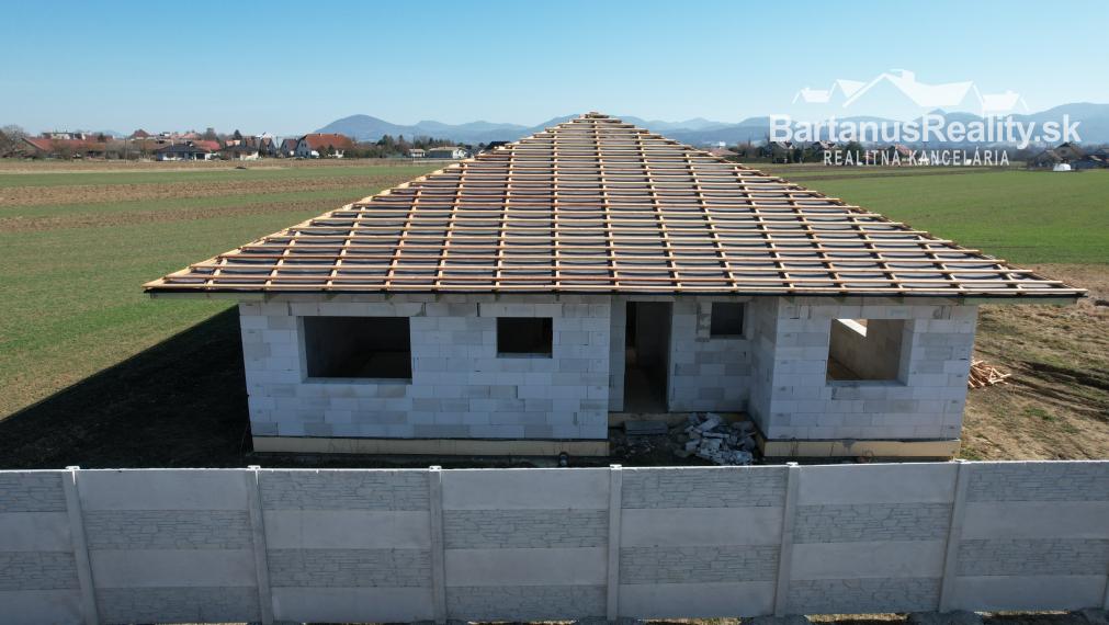 BartanusReality - Na predaj rozmerná novostavba 5 izbového rodinného domu v obci Kameničany pri Dubnici nad Váhom. Znížená cena!!!
