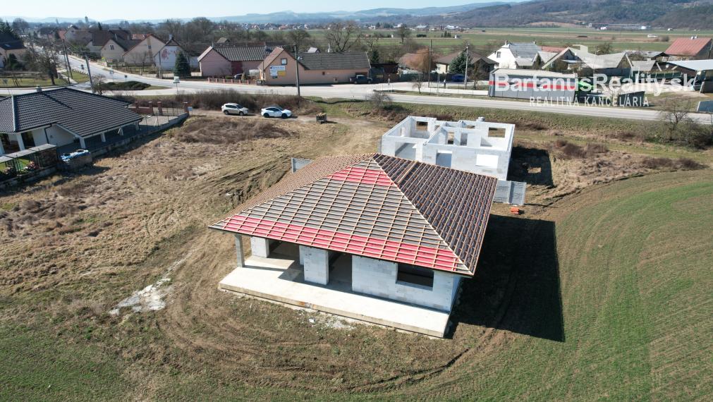 BartanusReality - Na predaj rozmerná novostavba 5 izbového rodinného domu v obci Kameničany pri Dubnici nad Váhom. Znížená cena!!!