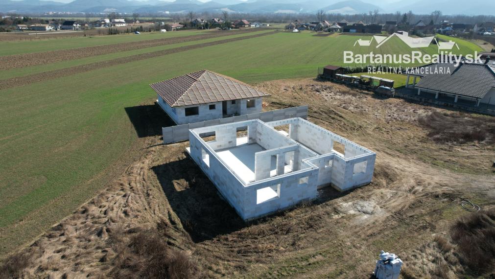 BartanusReality - Na predaj rozmerná novostavba 5 izbového rodinného domu v obci Kameničany pri Dubnici nad Váhom. Znížená cena!!!