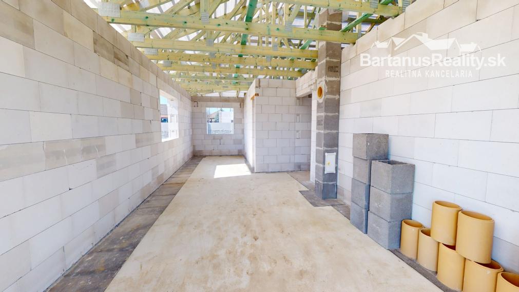 BartanusReality - Na predaj rozmerná novostavba 5 izbového rodinného domu v obci Kameničany pri Dubnici nad Váhom. Znížená cena!!!