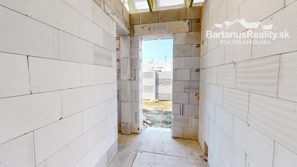 BartanusReality - Na predaj rozmerná novostavba 5 izbového rodinného domu v obci Kameničany pri Dubnici nad Váhom. Znížená cena!!!