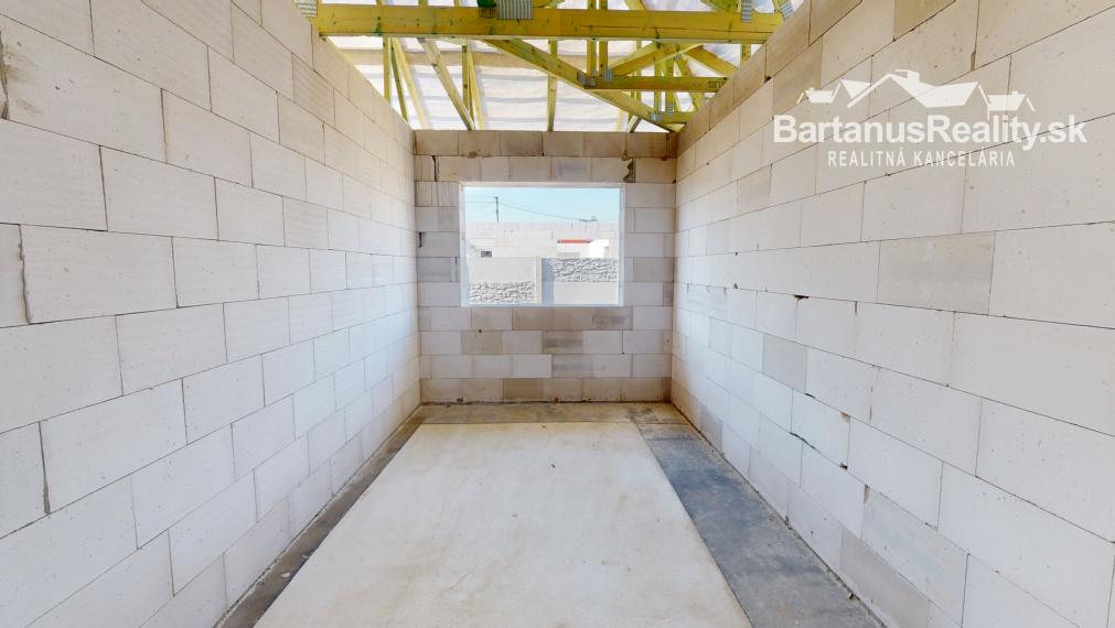 BartanusReality - Na predaj rozmerná novostavba 5 izbového rodinného domu v obci Kameničany pri Dubnici nad Váhom. Znížená cena!!!