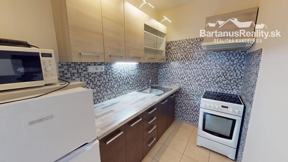 Na prenájom zrekonštruovaný, zariadený 2 izbový byt v Trenčíne, Jána Halašu.