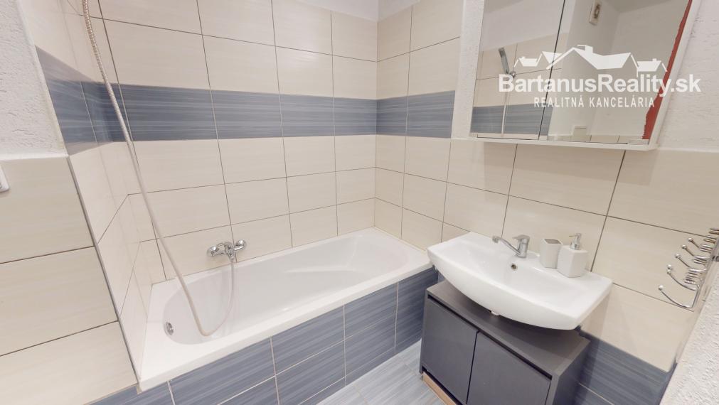 Na prenájom zrekonštruovaný, zariadený 2 izbový byt v Trenčíne, Jána Halašu.