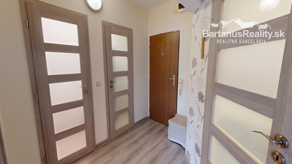 Na prenájom zrekonštruovaný, zariadený 2 izbový byt v Trenčíne, Jána Halašu.