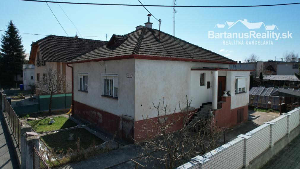 Na predaj starší rodinný dom priamo v meste Trenčín, Bezručova ulica.