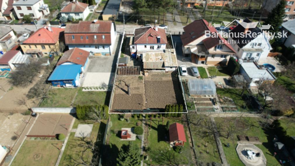 Na predaj starší rodinný dom priamo v meste Trenčín, Bezručova ulica.