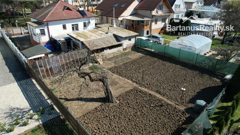 Na predaj starší rodinný dom priamo v meste Trenčín, Bezručova ulica.