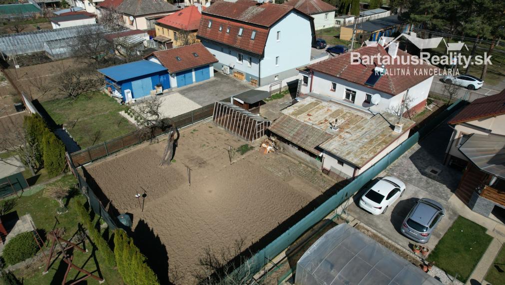 Na predaj starší rodinný dom priamo v meste Trenčín, Bezručova ulica.