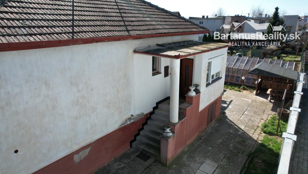 Na predaj starší rodinný dom priamo v meste Trenčín, Bezručova ulica.