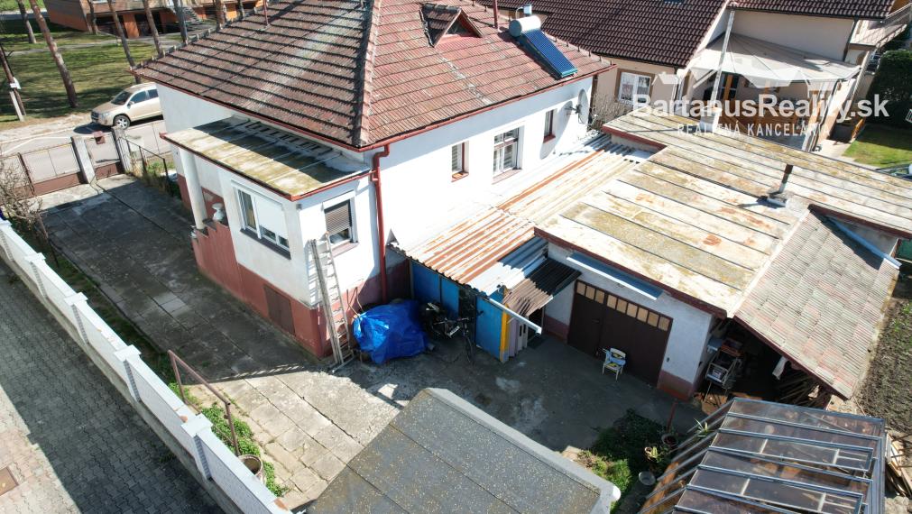 Na predaj starší rodinný dom priamo v meste Trenčín, Bezručova ulica.