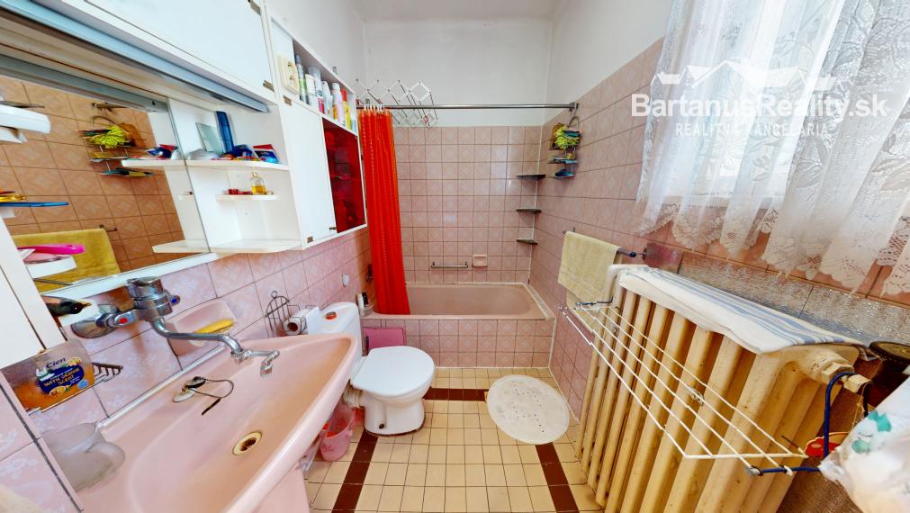 Na predaj starší rodinný dom priamo v meste Trenčín, Bezručova ulica.