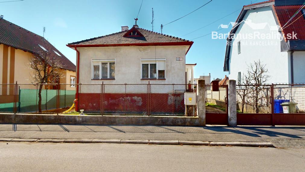 Na predaj starší rodinný dom priamo v meste Trenčín, Bezručova ulica.