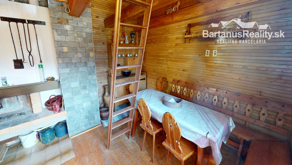 Ponúkame na predaj dvojpodlažnú chatu s podkrovím  v chatkovej oblasti Vršok v obci Horné Srnie