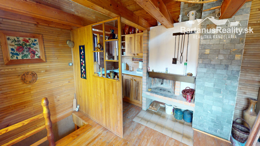 Ponúkame na predaj dvojpodlažnú chatu s podkrovím  v chatkovej oblasti Vršok v obci Horné Srnie