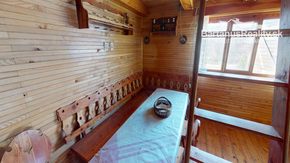 Ponúkame na predaj dvojpodlažnú chatu s podkrovím  v chatkovej oblasti Vršok v obci Horné Srnie