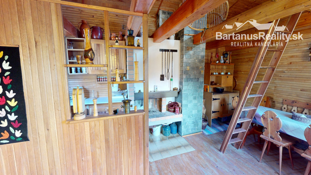 Ponúkame na predaj dvojpodlažnú chatu s podkrovím  v chatkovej oblasti Vršok v obci Horné Srnie