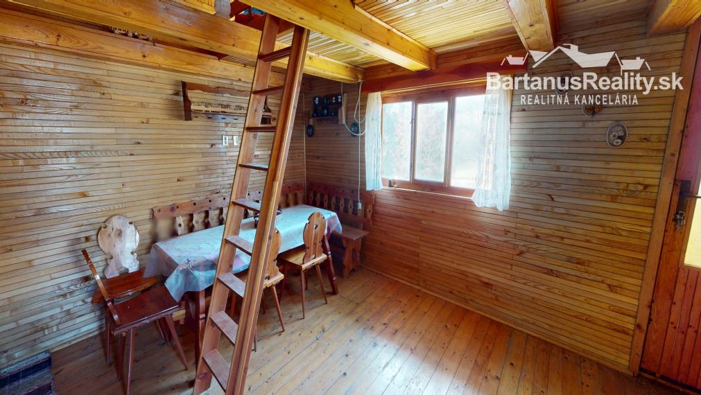 Ponúkame na predaj dvojpodlažnú chatu s podkrovím  v chatkovej oblasti Vršok v obci Horné Srnie