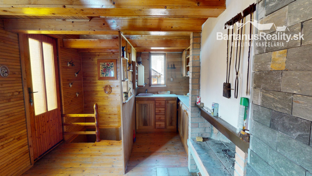 Ponúkame na predaj dvojpodlažnú chatu s podkrovím  v chatkovej oblasti Vršok v obci Horné Srnie