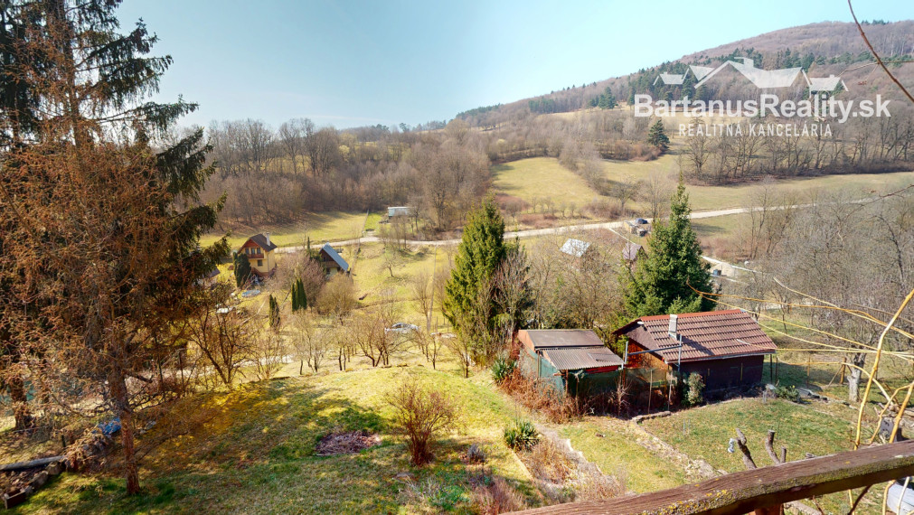 Ponúkame na predaj dvojpodlažnú chatu s podkrovím  v chatkovej oblasti Vršok v obci Horné Srnie